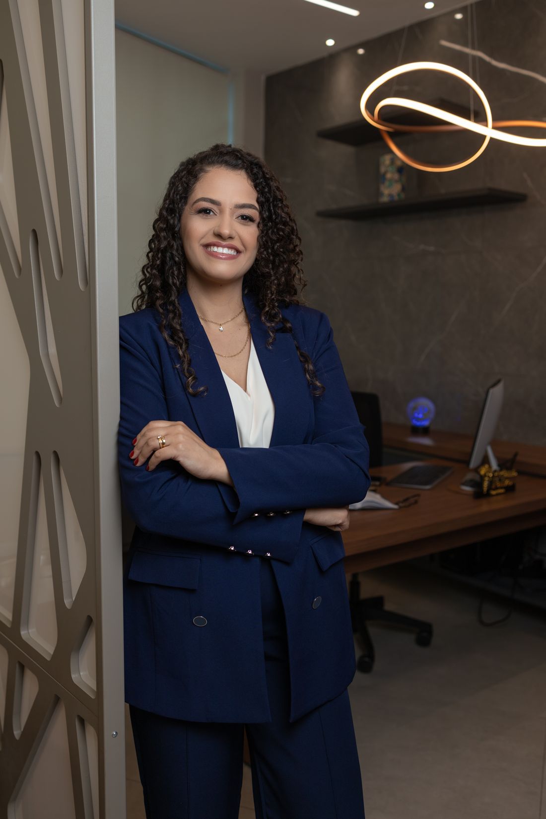 Adriana Paiva, contadora, sorrindo na porta do escritório