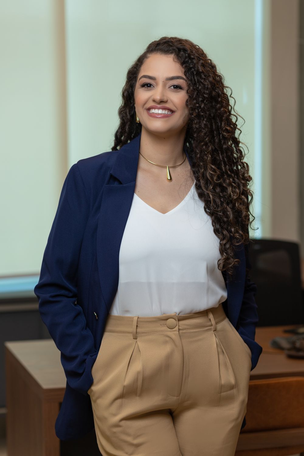 Adriana Paiva sorrindo no escritório
